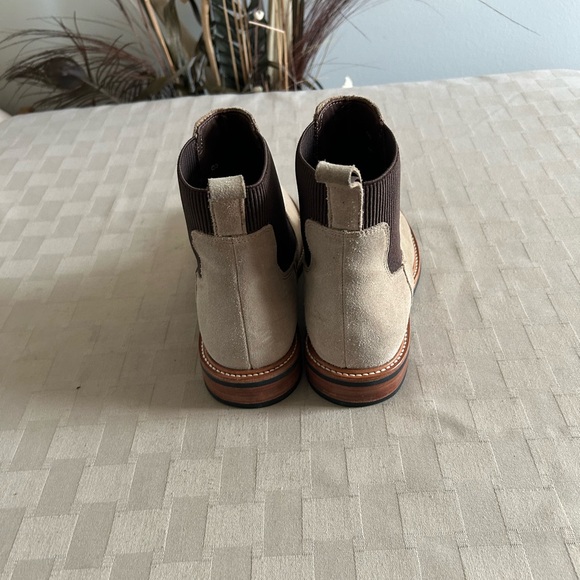 Nisolo Carmen 2.0 Chelsea Boots In Almond Suede - Picture 4 of 12